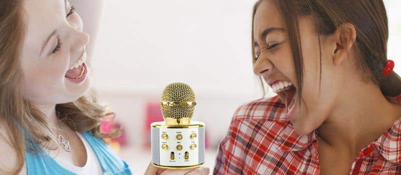 Freunde singen bekannte Karaoke-Songs mit einem Karaoke-Mikrofon
